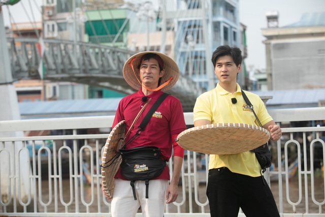 Huy Kh&aacute;nh c&ugrave;ng mỹ nam phim trăm tỉ vất vả 'mưu sinh' m&ugrave;a tết - Ảnh 1.