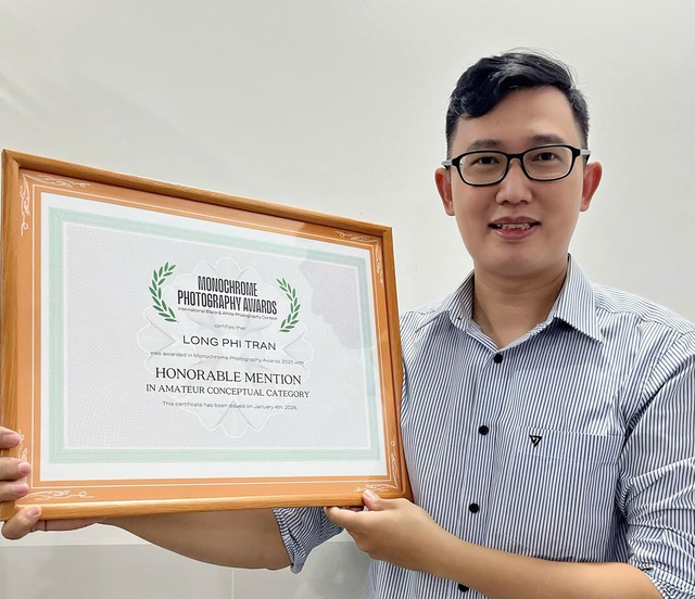 Nh&agrave; văn Việt Nam đoạt giải cuộc thi nhiếp ảnh trắng đen thế giới- Ảnh 2.