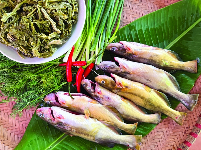 Về xứ Mường: 'Quái ngư' sông Đà trong cỗ lá Mường - Ảnh 3.