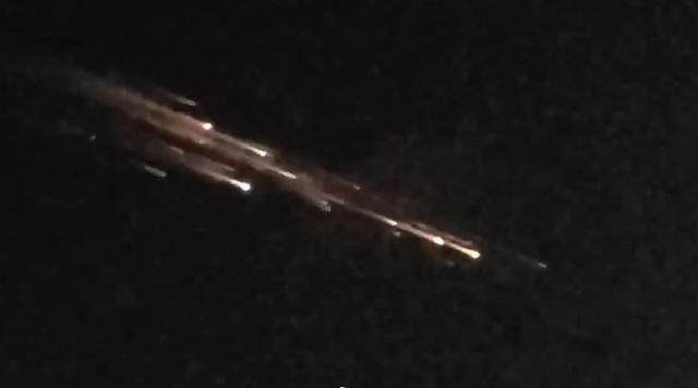 Nguy cơ rác vũ trụ rơi trúng máy bay dân sự đang gia tăng - Ảnh 1.