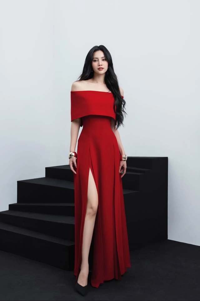 Đầm xẻ tà, ‘vũ khí’ giúp nàng tự tin khoe chân thon trong những bữa tiệc - Ảnh 1.