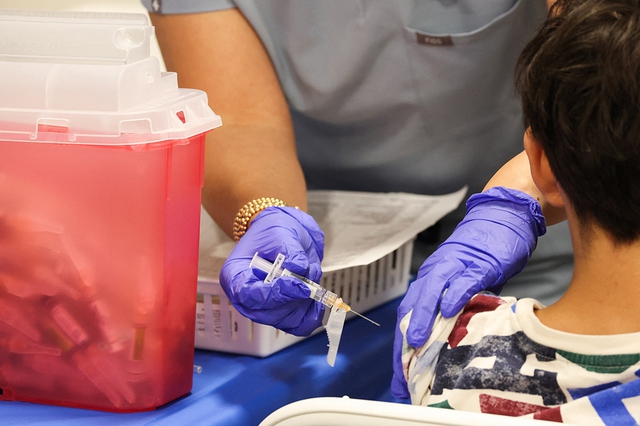 Mỹ giảm số vắc xin trẻ em khuyến nghị g&acirc;y lo ngại về sức khỏe cộng đồng - Ảnh 1.