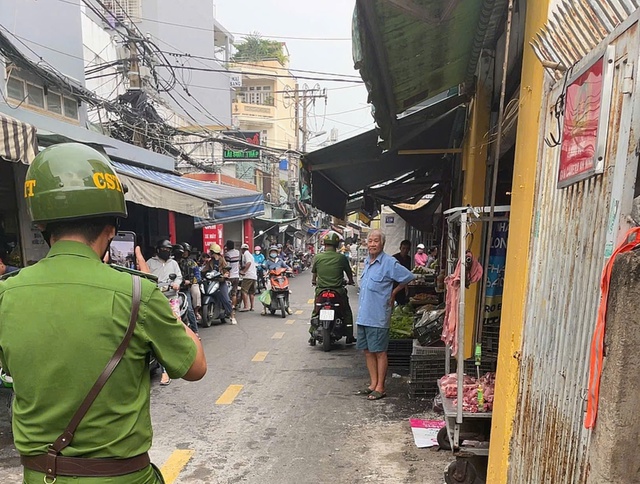 Nhiều trường hợp bị xử phạt v&igrave; bu&ocirc;n b&aacute;n lấn chiếm l&ograve;ng đường ở TP.HCM - Ảnh 1.