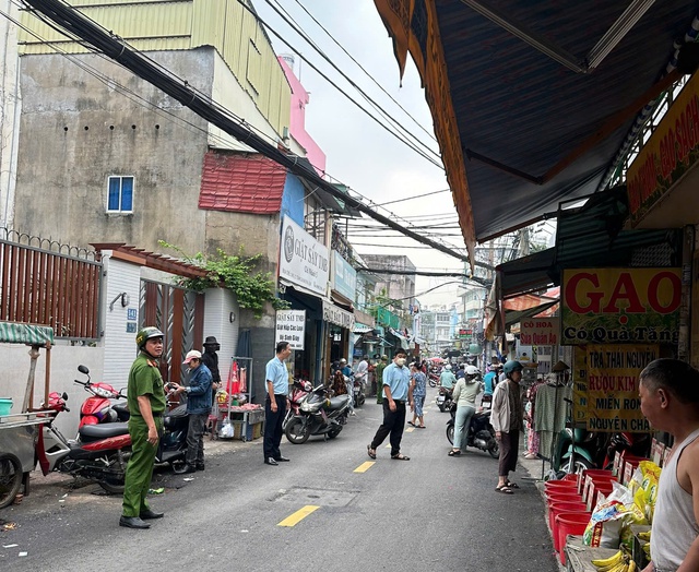 Nhiều trường hợp bị xử phạt v&igrave; bu&ocirc;n b&aacute;n lấn chiếm l&ograve;ng đường ở TP.HCM - Ảnh 2.