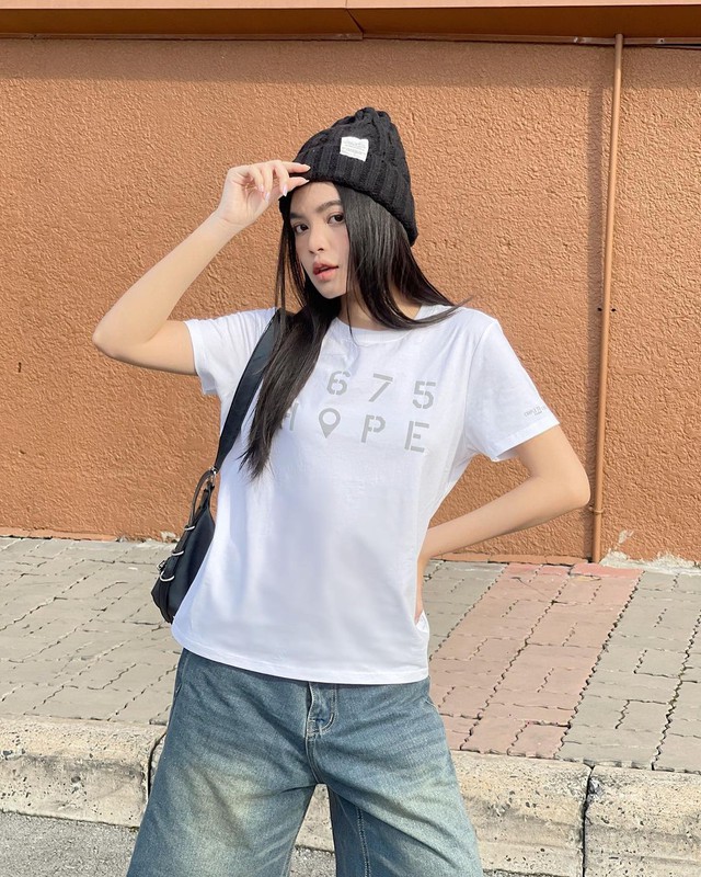 Mũ beanie và áo trắng: sự kết hợp ‘ngỡ không hợp mà hợp không tưởng’ - Ảnh 4.