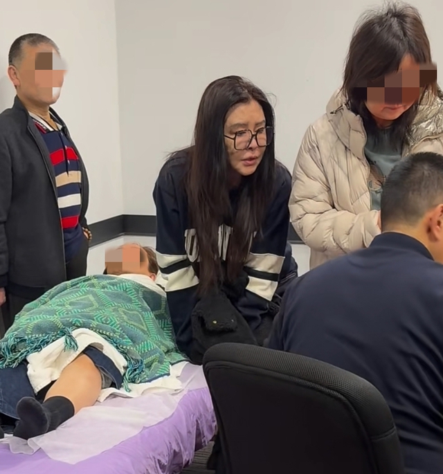 Vương Tổ Hiền sống giản dị, điều hành phòng khám châm cứu ở tuổi 59 - Ảnh 5.