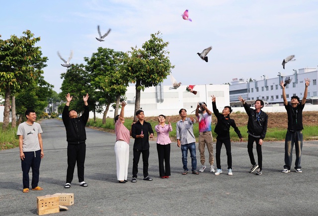 Bồ câu đưa thư 40 phút từ Tây Ninh đến TP.HCM trong ngày đặc biệt - Ảnh 1.