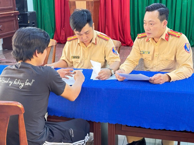 Tài xế chạy ngược chiều bị CSGT TP.HCM phạt 19 triệu vì 'đi theo định vị' - Ảnh 1.