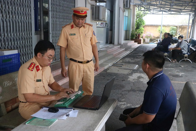 CSGT TP.HCM tịch thu m&ocirc; t&ocirc;, phạt hơn 13 triệu người bu&ocirc;ng 2 tay nghe điện thoại - Ảnh 2.