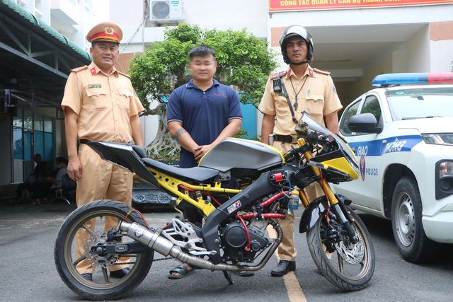 CSGT TP.HCM tịch thu m&ocirc; t&ocirc;, phạt hơn 13 triệu người bu&ocirc;ng 2 tay nghe điện thoại - Ảnh 3.