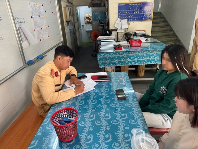 CSGT TP.HCM tịch thu xe SH biển số 567.89 buông 2 tay trên cầu Ba Son - Ảnh 2.