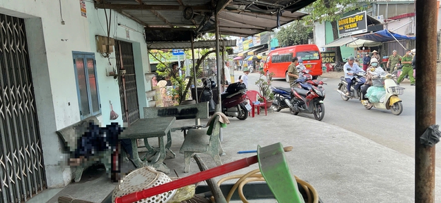 TP.HCM: Mở cửa nhà, tá hỏa phát hiện người lạ tử vong trên ghế đá- Ảnh 1.