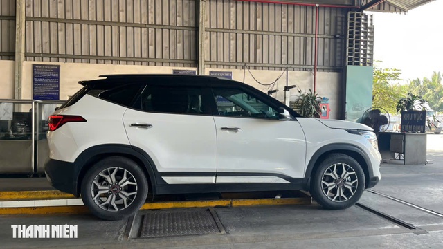 Từ 20.1.2026, ô tô rớt kiểm định phải nộp thêm phí khi quay lại lần hai - Ảnh 3.