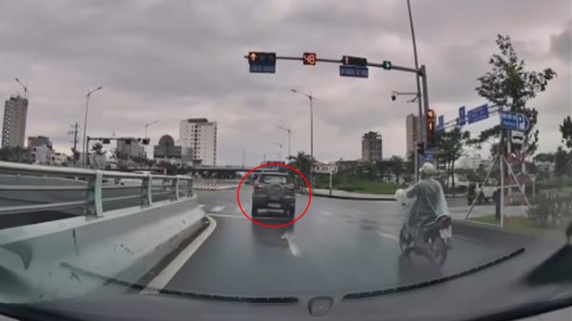 Tài xế bị phạt 19 triệu vì lái ô tô chạy ‘ráng’ vượt đèn đỏ - Ảnh 1.