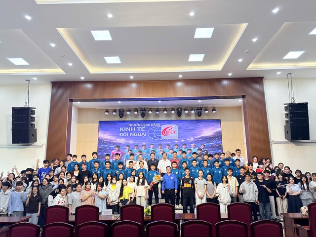 Từ trọng tài V-League đến HLV đội tân binh sinh viên: Lấy U.23 Việt Nam làm tấm gương sáng- Ảnh 4. Từ trọng tài V-League đến HLV đội tân binh sinh viên: Lấy U.23 Việt Nam làm tấm gương sáng- Ảnh 4.