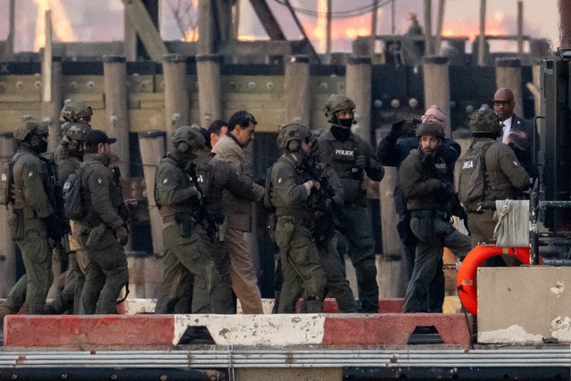 Gần 200 binh sĩ Mỹ xâm nhập thủ đô Venezuela để bắt Tổng thống Nicolas Maduro - Ảnh 1.