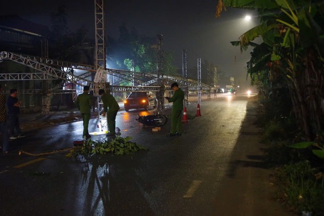 Tài xế xe máy tử vong vì tông trúng rạp cưới dựng giữa đường- Ảnh 1. Tài xế xe máy tử vong vì tông trúng rạp cưới dựng giữa đường- Ảnh 1.