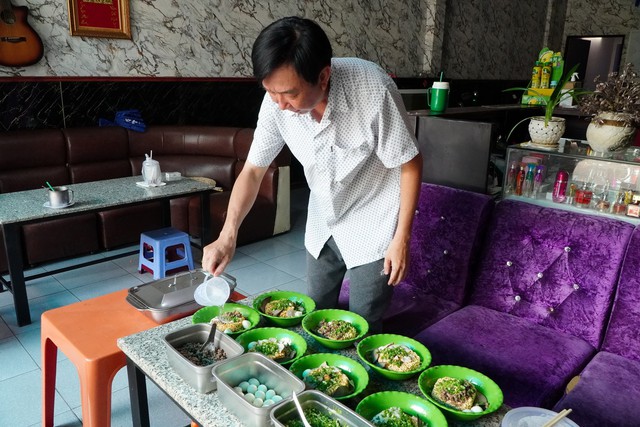 Tiệm mì 0 đồng tiếp sức lao động nghèo - Ảnh 1.