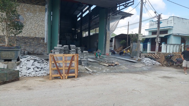 Cơ sở phế liệu, gia c&ocirc;ng đ&aacute; &ldquo;bủa v&acirc;y&rdquo; khu t&aacute;i định cư - Ảnh 3.