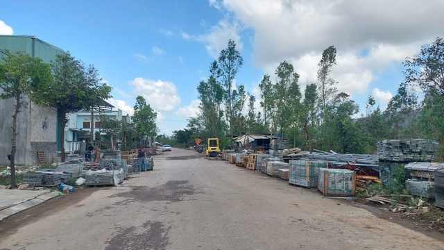 Cơ sở phế liệu, gia c&ocirc;ng đ&aacute; &ldquo;bủa v&acirc;y&rdquo; khu t&aacute;i định cư - Ảnh 1.