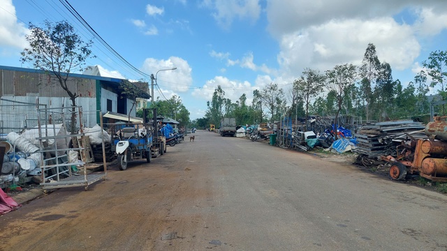 Cơ sở phế liệu, gia c&ocirc;ng đ&aacute; &ldquo;bủa v&acirc;y&rdquo; khu t&aacute;i định cư - Ảnh 2.