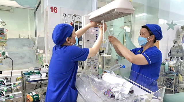 Bác sĩ TP.HCM cứu sống ngoạn mục bé trai Hàn Quốc sinh non chỉ nặng 1,2 kg - Ảnh 1. Bác sĩ TP.HCM cứu sống ngoạn mục bé trai Hàn Quốc sinh non chỉ nặng 1,2 kg - Ảnh 1.