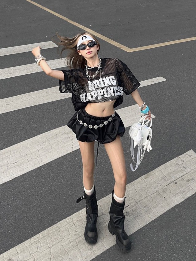 Diện áo lưới cùng chân váy, 'phá cách' nhẹ nhàng cho ngày xuống phố - Ảnh 1.