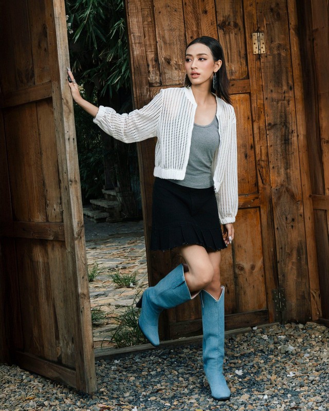Diện áo lưới cùng chân váy, 'phá cách' nhẹ nhàng cho ngày xuống phố - Ảnh 2.