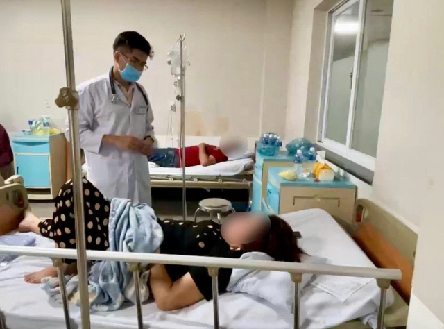 Xử phạt chủ xe bánh mì gây ngộ độc thực phẩm cho 89 người tại Lâm Đồng - Ảnh 1. Xử phạt chủ xe bánh mì gây ngộ độc thực phẩm cho 89 người tại Lâm Đồng - Ảnh 1.