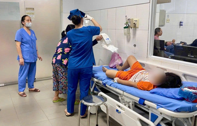 Xử phạt chủ xe bánh mì gây ngộ độc thực phẩm cho 89 người tại Lâm Đồng - Ảnh 2. Xử phạt chủ xe bánh mì gây ngộ độc thực phẩm cho 89 người tại Lâm Đồng - Ảnh 2.