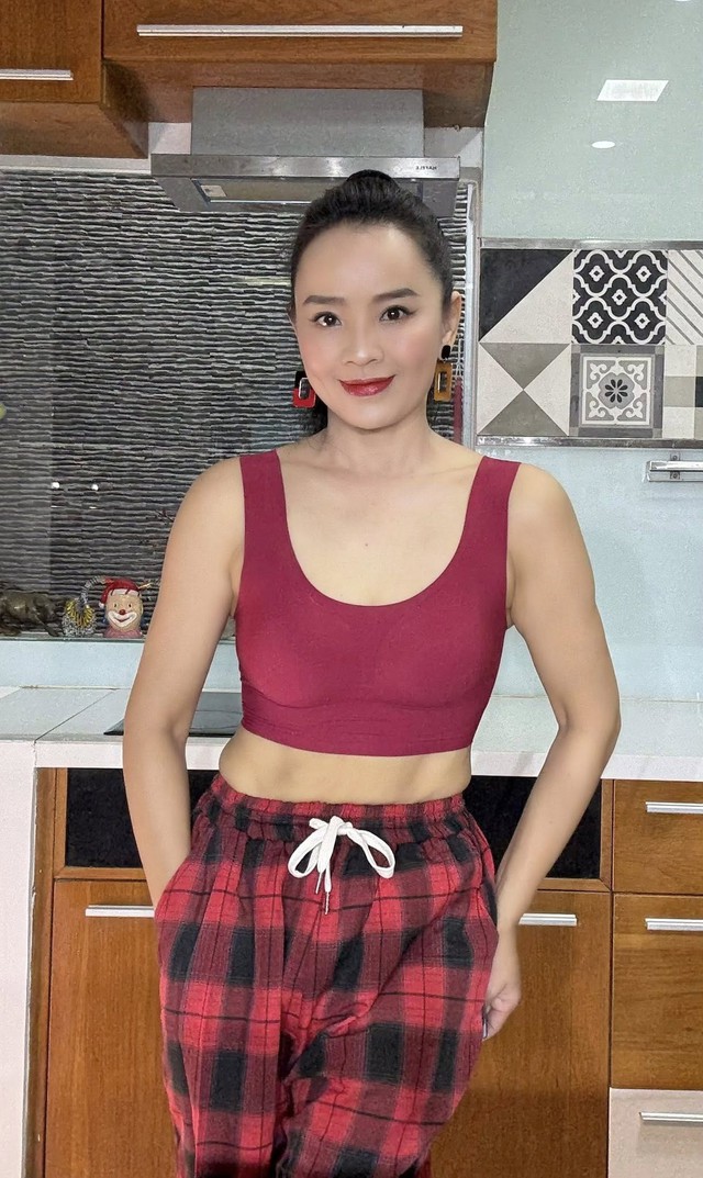 Sắc vóc trẻ trung, quyến rũ của diễn viên Hoài An ở tuổi ngoài 50 - Ảnh 4.