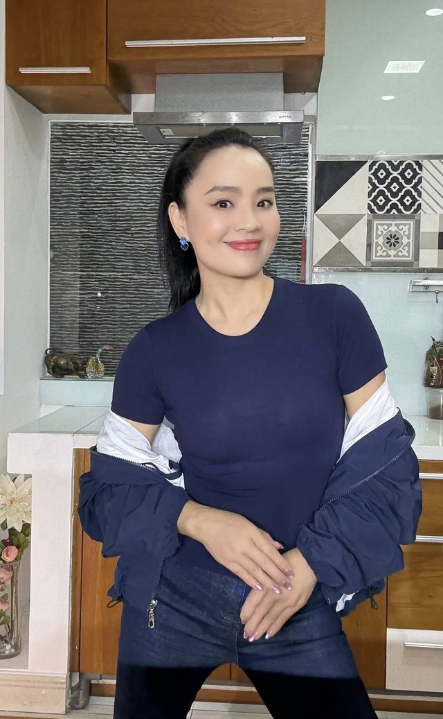 Sắc vóc trẻ trung, quyến rũ của diễn viên Hoài An ở tuổi ngoài 50 - Ảnh 1.