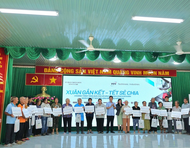 Trao tặng qu&agrave; tết cho hộ d&acirc;n kh&oacute; khăn ở x&atilde; Củ Chi - Ảnh 3.