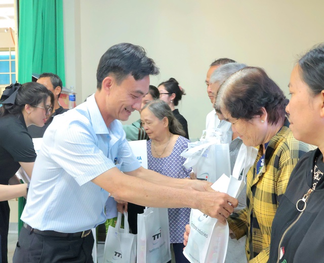 Trao tặng qu&agrave; tết cho hộ d&acirc;n kh&oacute; khăn ở x&atilde; Củ Chi - Ảnh 2.