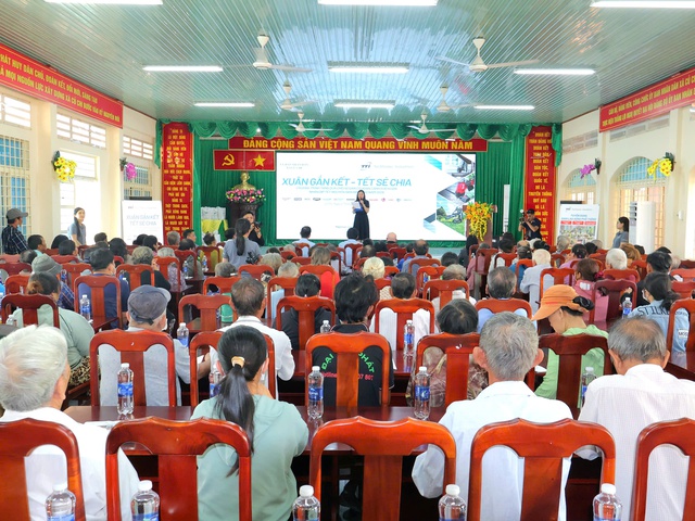 Trao tặng qu&agrave; tết cho hộ d&acirc;n kh&oacute; khăn ở x&atilde; Củ Chi - Ảnh 1.