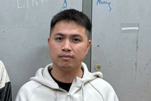 C&ocirc;ng 'h&agrave;u' bị bắt v&igrave; cưỡng đoạt t&agrave;i sản - Ảnh 1.