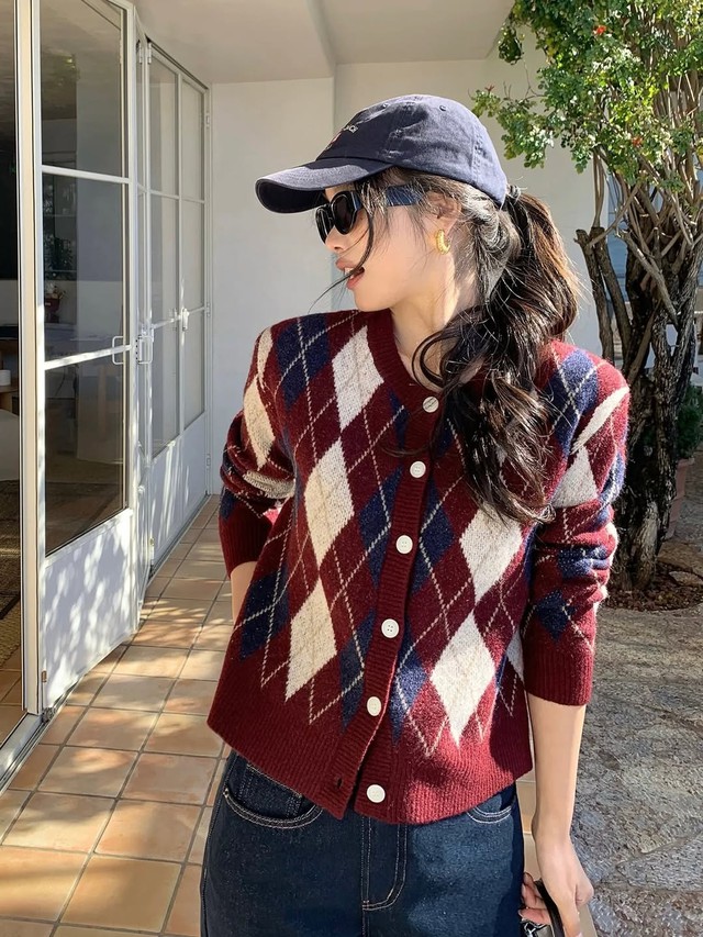 Sành điệu hơn khi phối áo len với chân váy xếp ly, váy da và quần jeans Áo len và cách phối ấm áp, xinh đẹp cho mùa mới - Ảnh 3.