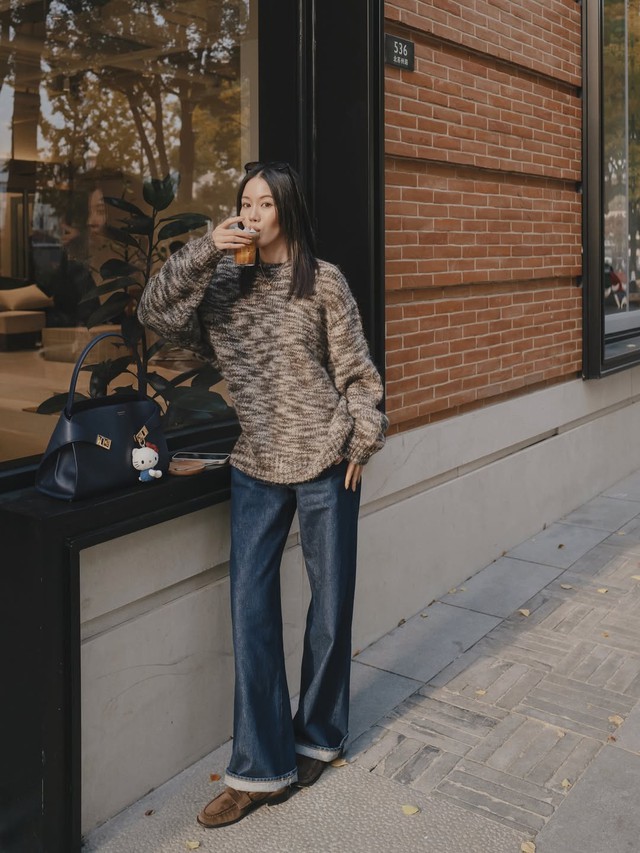 Sành điệu hơn khi phối áo len với chân váy xếp ly, váy da và quần jeans Áo len và cách phối ấm áp, xinh đẹp cho mùa mới - Ảnh 6.