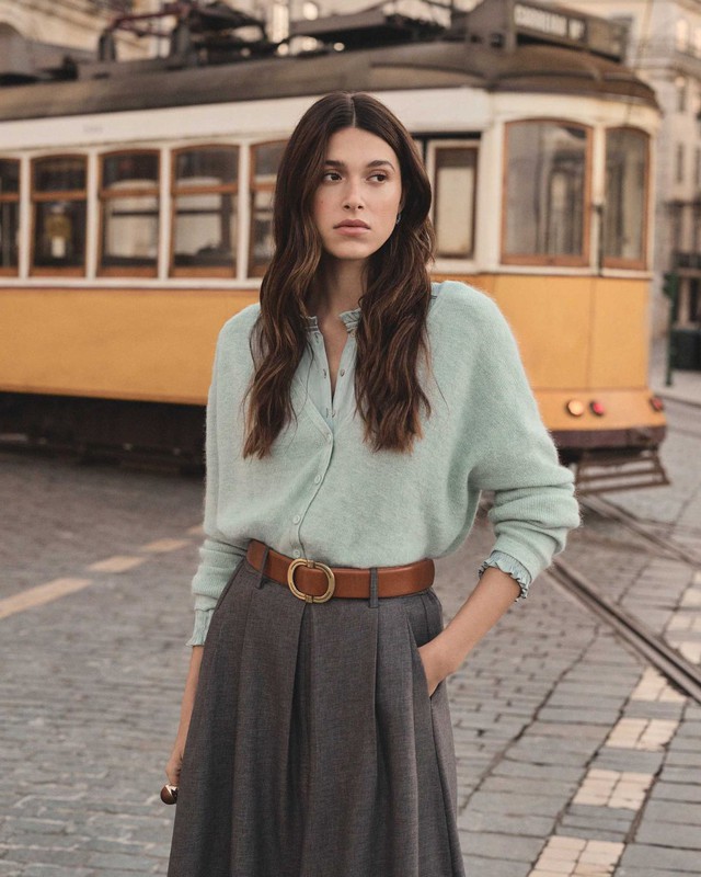 Sành điệu hơn khi phối áo len với chân váy xếp ly, váy da và quần jeans Áo len và cách phối ấm áp, xinh đẹp cho mùa mới - Ảnh 5.