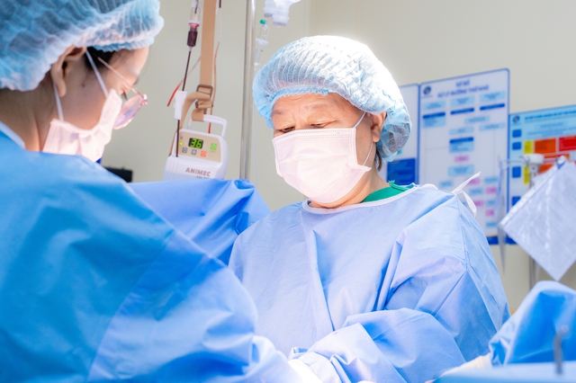 Phẫu thuật cắt tử cung vì khối u xơ khổng lồ nặng hơn 4 kg - Ảnh 4.