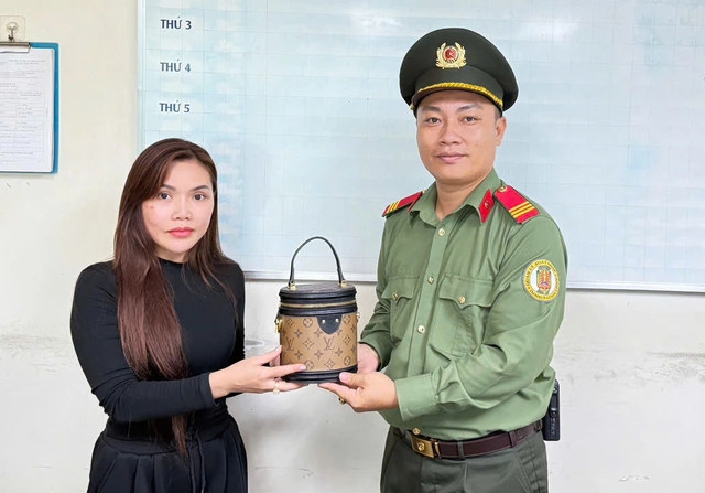 Kịp tìm lại túi xách thất lạc, giúp hành khách nước ngoài kịp chuyến bay về nước - Ảnh 1.