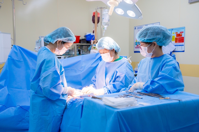 Phẫu thuật cắt tử cung vì khối u xơ khổng lồ nặng hơn 4 kg - Ảnh 2.