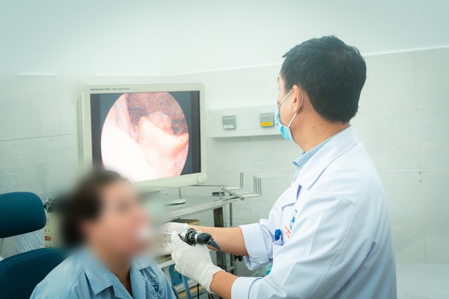 Chữa hóc xương cá bằng mẹo dân gian, người phụ nữ suýt chết vì tắc đường thở - Ảnh 1.