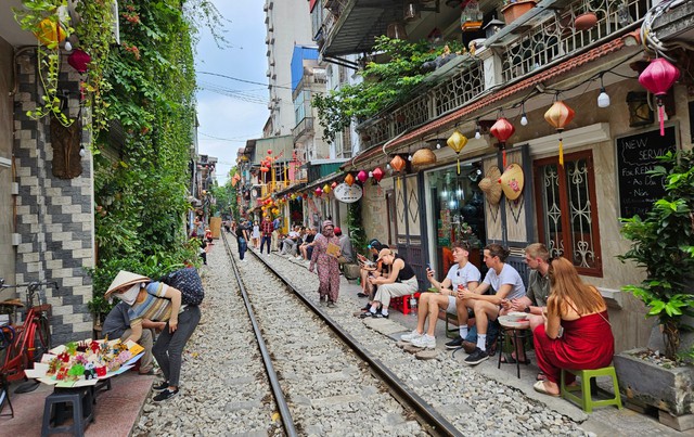 C&oacute; n&ecirc;n dừng chạy t&agrave;u qua trung t&acirc;m H&agrave; Nội để cải tạo khu phố cổ? - Ảnh 1.