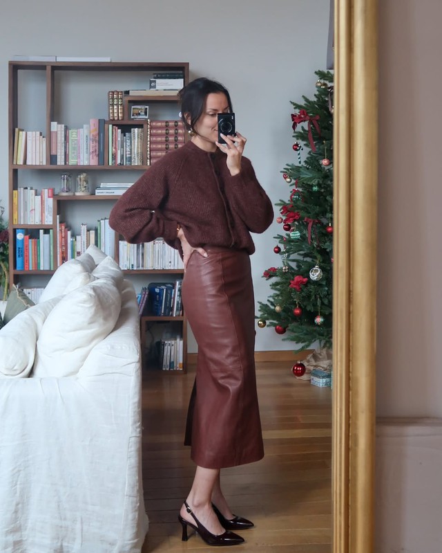 Sành điệu hơn khi phối áo len với chân váy xếp ly, váy da và quần jeans Áo len và cách phối ấm áp, xinh đẹp cho mùa mới - Ảnh 2.