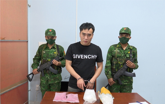 T&acirc;y Ninh: Vận chuyển 2,8 kg ma t&uacute;y cho người Trung Quốc gi&aacute; 5 triệu - Ảnh 1.