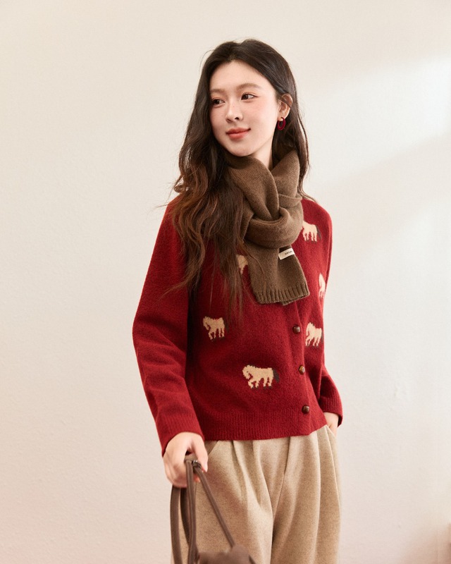 Sành điệu hơn khi phối áo len với chân váy xếp ly, váy da và quần jeans Áo len và cách phối ấm áp, xinh đẹp cho mùa mới - Ảnh 7.