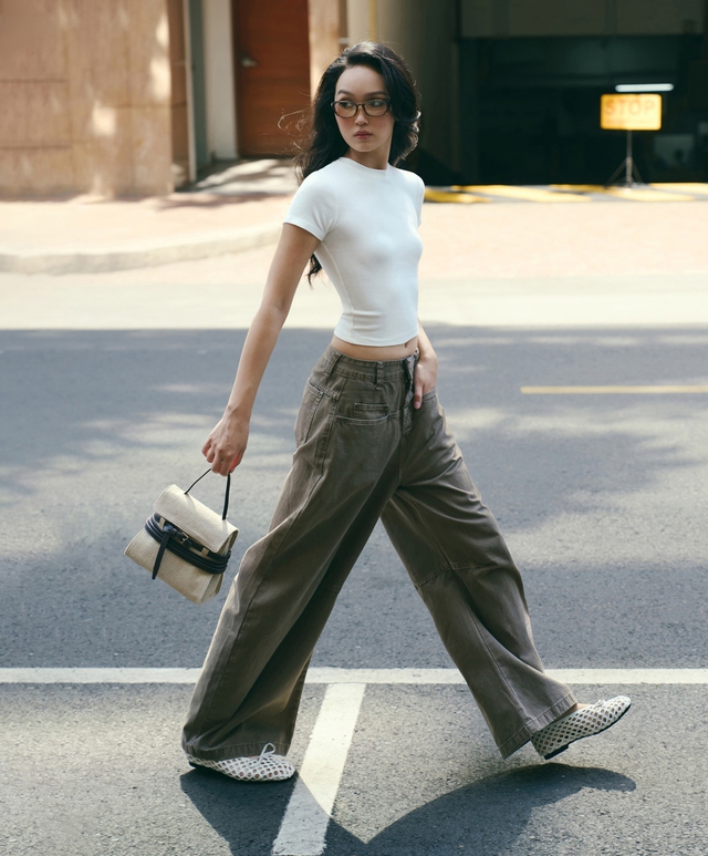 Quần jeans cạp trễ, xu hướng gợi cảm trở lại với diện mạo mới- Ảnh 2.