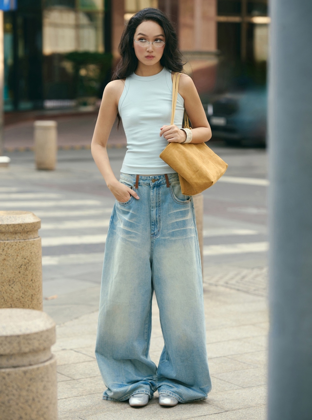 Quần jeans cạp trễ, xu hướng gợi cảm trở lại với diện mạo mới- Ảnh 1.