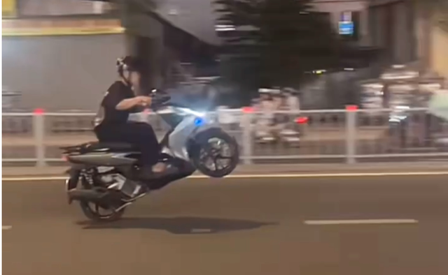 Nam thanh niên chạy xe một bánh, quay clip đăng TikTok bị CSGT TP.HCM tịch thu xe - Ảnh 1.